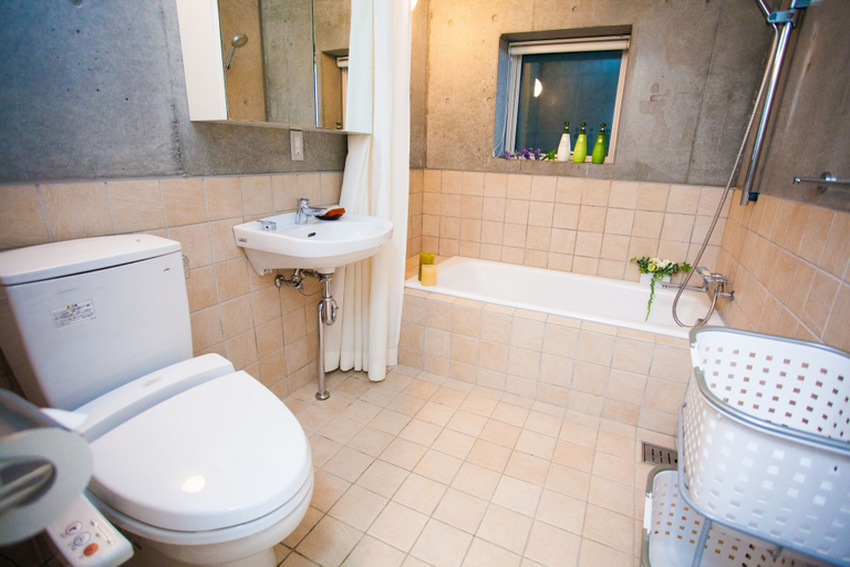 Bathroom 4, Full Circle, Kutchan