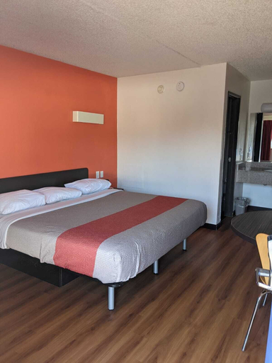 Bedroom 4, Motel 6 Ashland, OH, Ashland