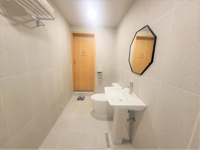 Bathroom 3, Hotel Leo, Changwon