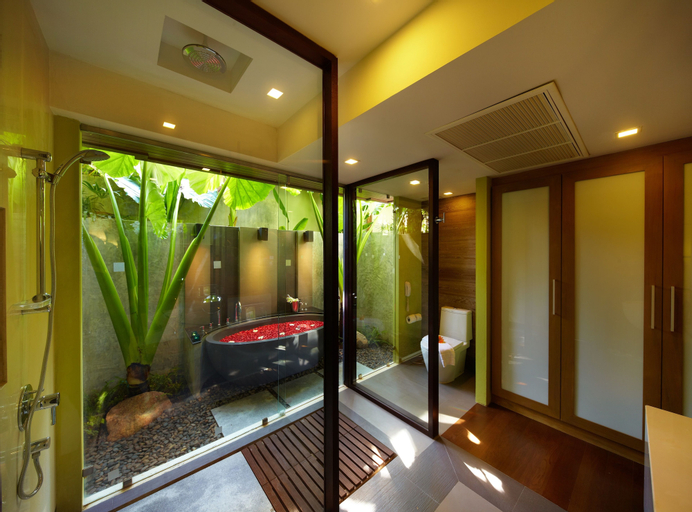Bathroom 16