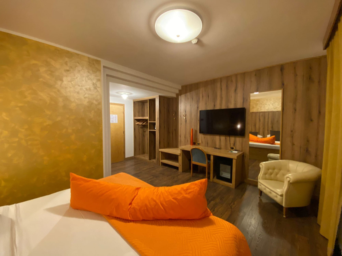 Bedroom 3, Hotel Casagrande, Belluno