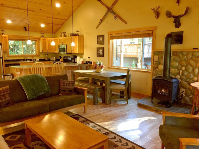 Others 5, 65GS - Hot Tub - Wi-Fi - Pets Ok - BBQ - Sleeps 10, Whatcom