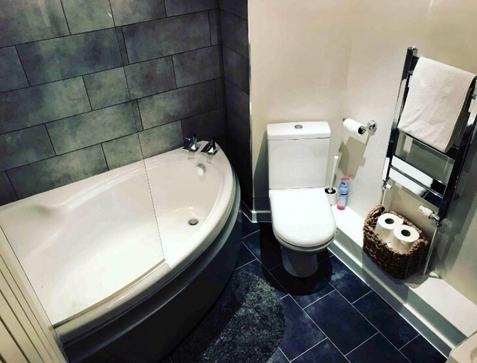 Bathroom, Granary Mews, Devon
