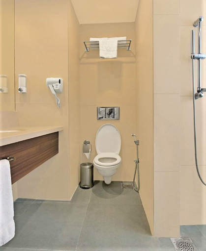 Bathroom 4, Ginger Vadodara RCR, Vadodara
