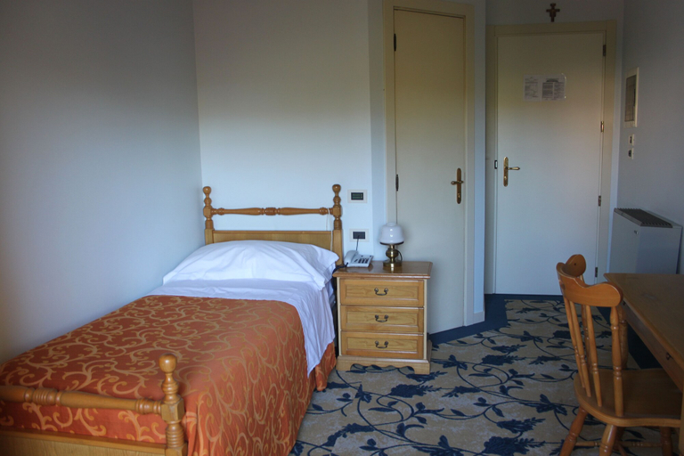 Bedroom 3, Hotel Girasole, Macerata