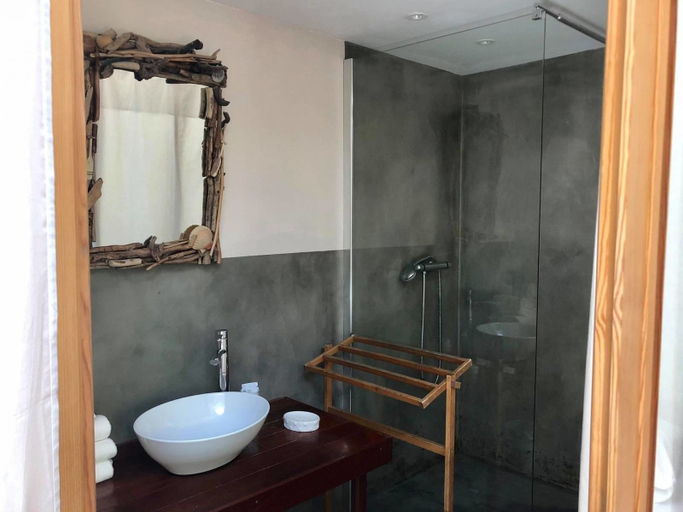 Bathroom 4, Le Pavillon Bleu, Gironde
