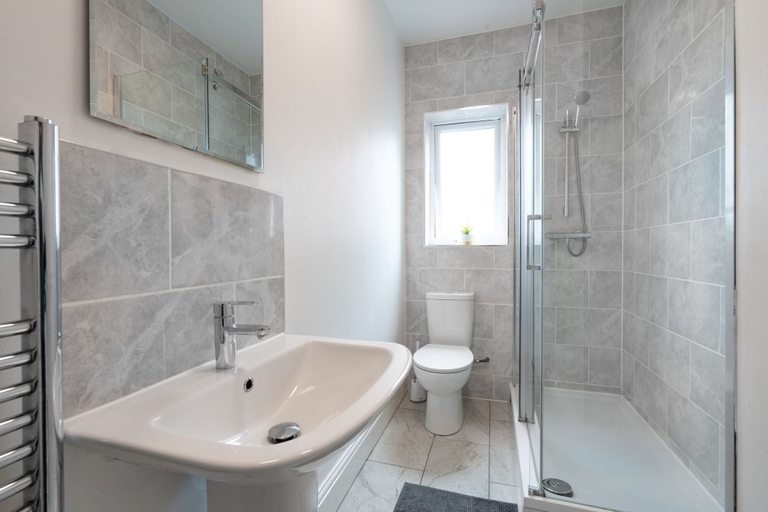 Bathroom, Spacious 4BR, Parking, Near Centre, Sheffield