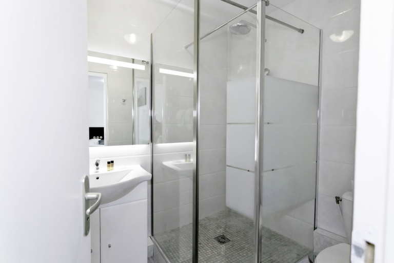 Bathroom 4, Hôtel Le Saint Louis, Somme