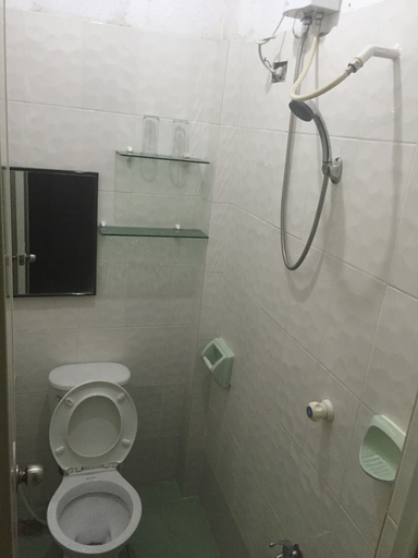 Bathroom 4, Ellen's Resort Annex, Malay