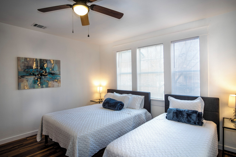 Bedroom 2, Downtown View Cozy 2br/1ba Home Sleeps 8, Bexar