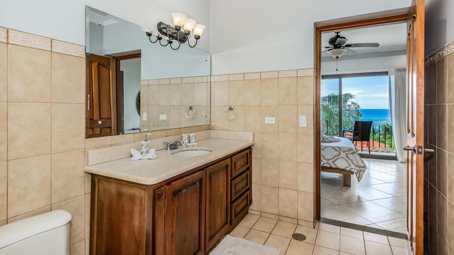 Bathroom 5, Elegant Oceanview Condo with Spacious Open-Concept Floor Plan and Inviting Beach Design, Santa Cruz