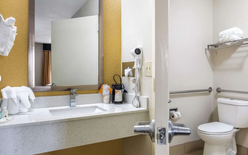 Bathroom 4, Quality Inn West Fort Worth, Fort Worth