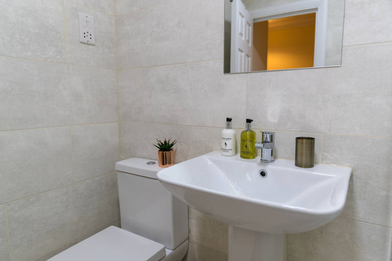 Bathroom 3, London Heathrow Serviced Apartments, Surrey