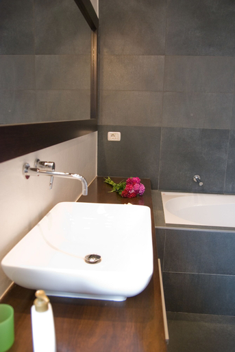 Bathroom 5, Opera Theater Apartment, Budapesti