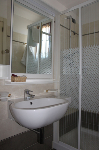 Bathroom 4, Hotel Girasole, Macerata
