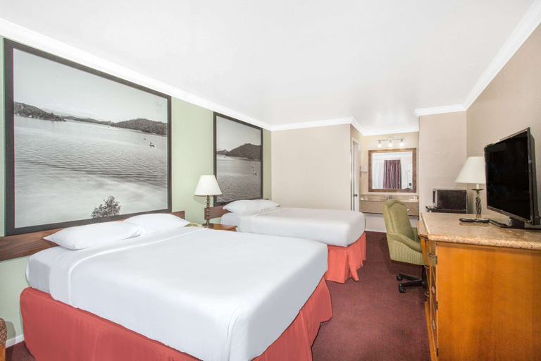 Bedroom 3, Upper Lake Inn and Suites, Lake