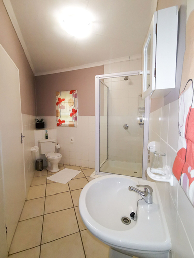 Bathroom 3, Loerie Guesthouse, Mopani