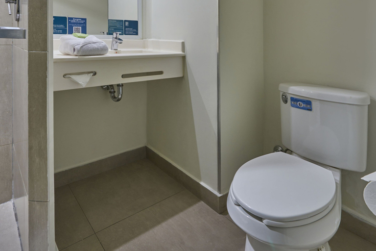 Bathroom 4, City Express Junior by Marriott Puebla Finsa, Juan C. Bonilla
