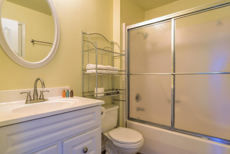 Bathroom, Charming Family Condo Sleeps 6 Next to Beach!, Cameron