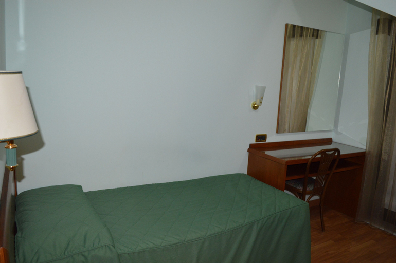 Bedroom 3, Canadian Hotel, L'Aquila