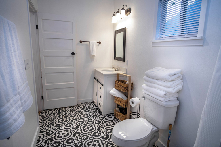 Bathroom 3, Downtown View Cozy 2br/1ba Home Sleeps 8, Bexar