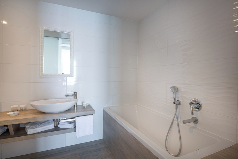 Bathroom 5, Hotel Cavtat, Konavle