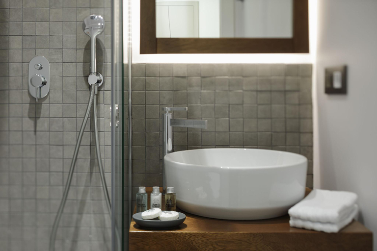 Bathroom 3, Puerta Catedral Holiday Suites, Sevilla