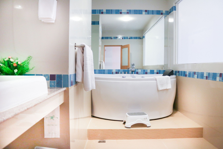 Bathroom 4, Thong Tarin Hotel, Muang Surin