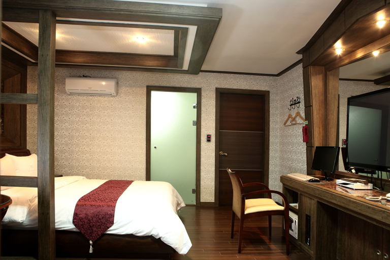 Bedroom 3, Ritz Castle Resort, Taean