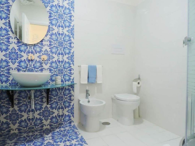 Bathroom 5, Mediterraneo Rooms, Salerno
