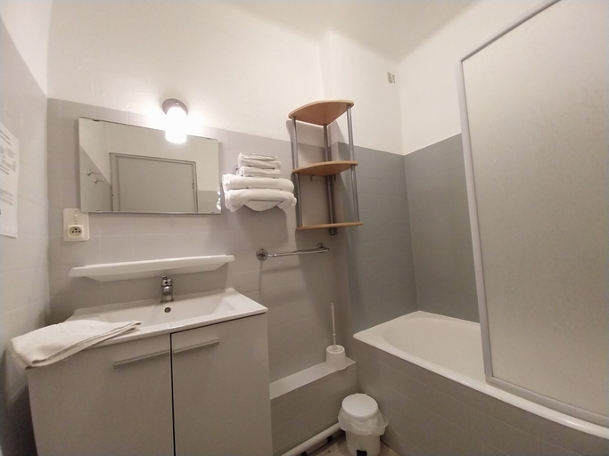 Bathroom 3, Oustalet, Pyrénées-Orientales