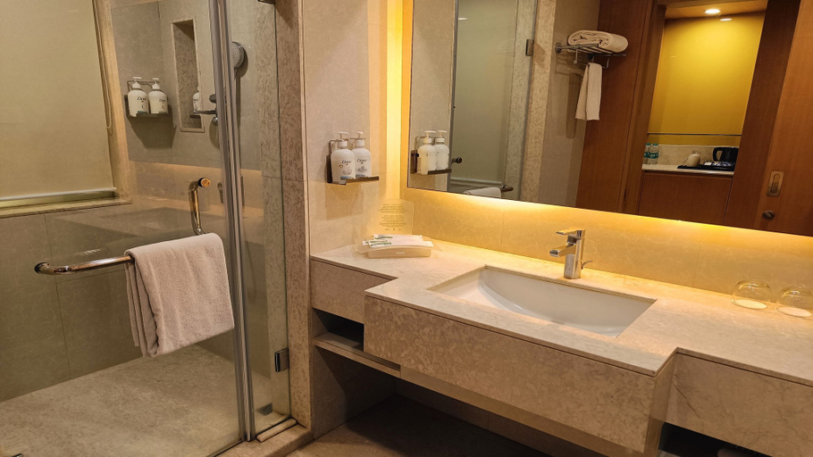 Bathroom 5, Holiday Inn AMRITSAR RANJIT AVENUE by IHG, Amritsar