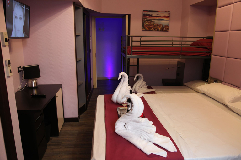 Bedroom 2, Dolce Vita Rooms & Breakfast, Napoli