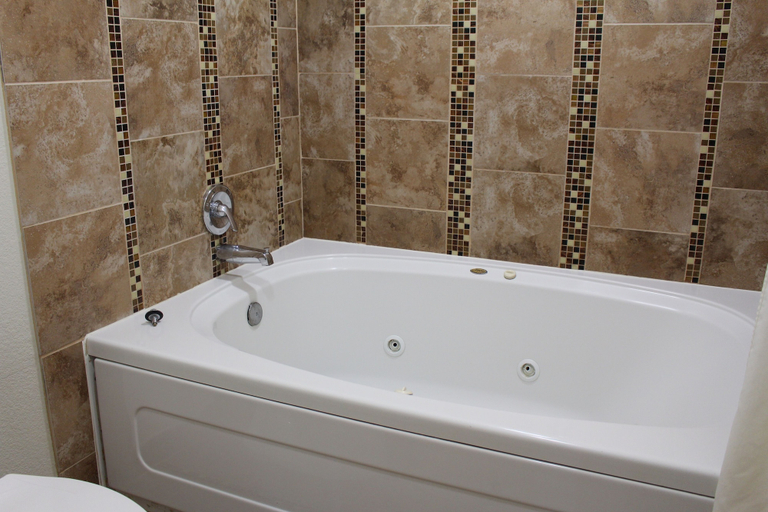 Bathroom 4, Upper Lake Inn and Suites, Lake