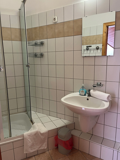 Bathroom 5, Győr, Győr