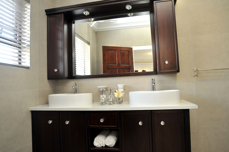 Bathroom 5, Adato Guesthouse, Dr Kenneth Kaunda