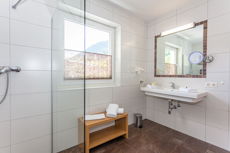 Bathroom 3, Hotel Almrausch, Zell am See