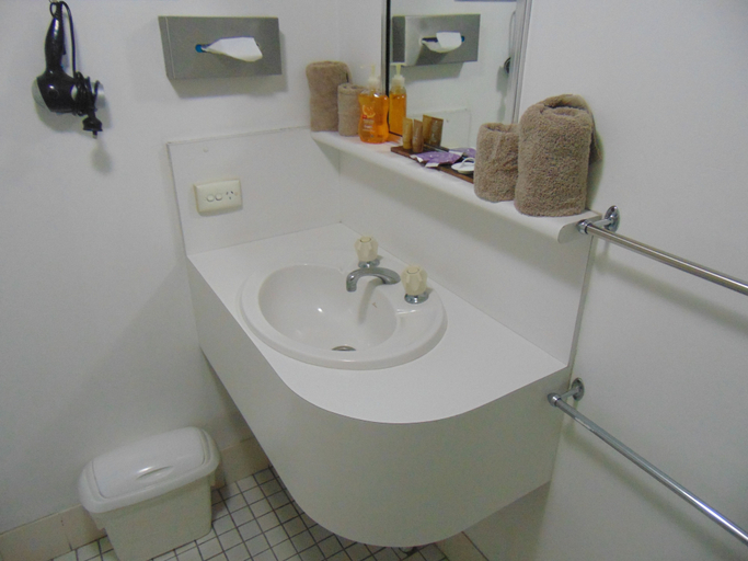 Bathroom 4, Rockhampton Court Motor Inn, Rockhampton
