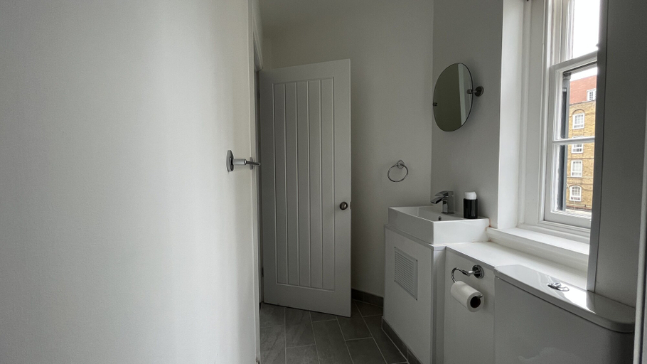 Bathroom 3, Dockers Inn, London