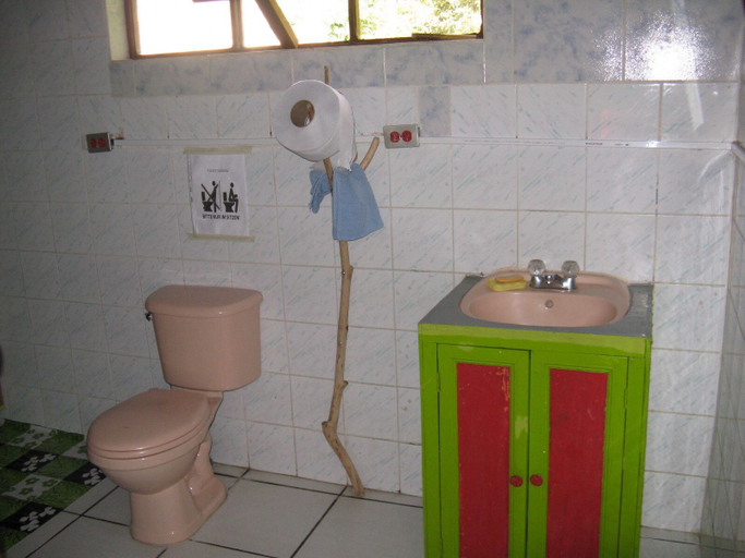 Bathroom 5, Ayamtai Jea Guest House, Baños
