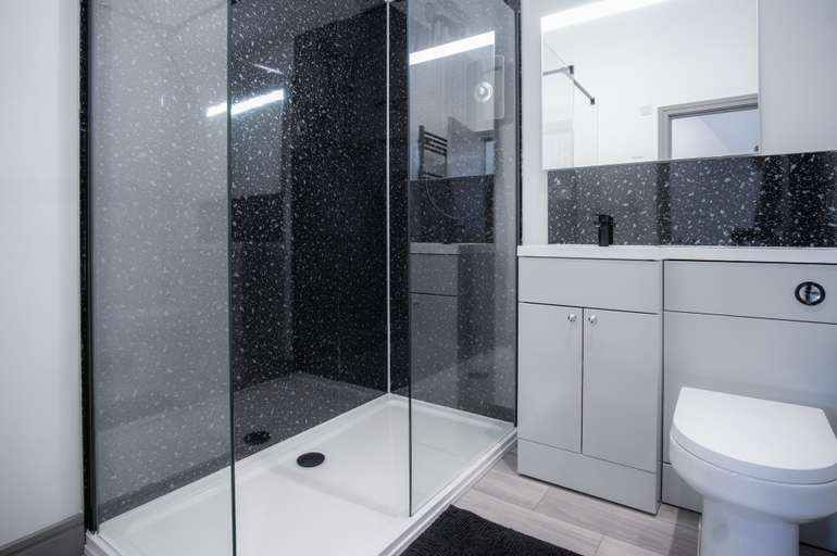 Bathroom 4, Four Seasons - 1 Bedroom - Tenby, Pembrokeshire