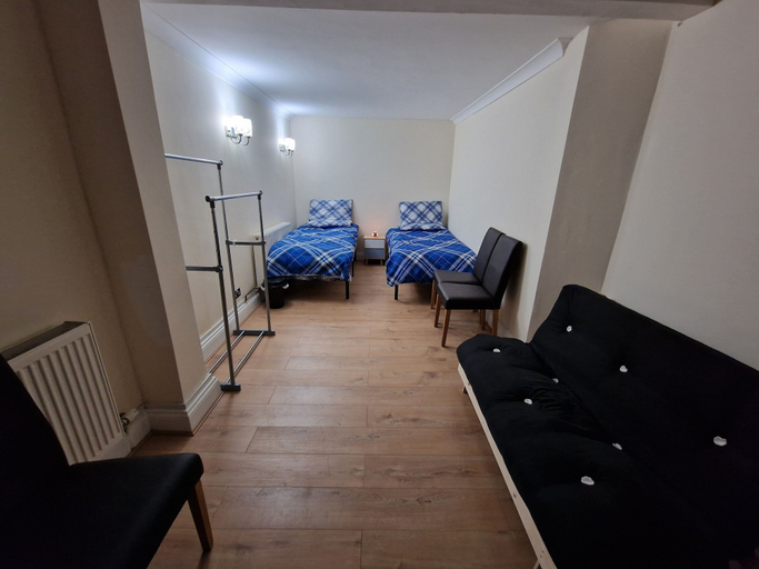 Others 3, Rooms with Shared Bath Kitchen Parking, Slough