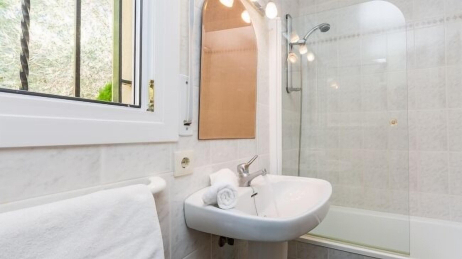 Bathroom 3, Villa Cora, Girona