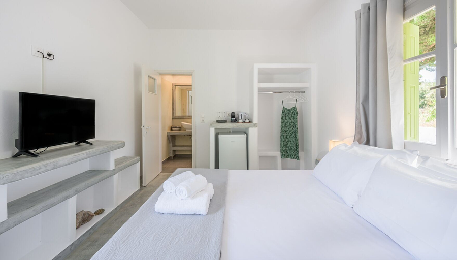 Bedroom 4, Pente Elies Milos, South Aegean