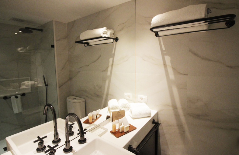 Bathroom 4, Cottage Puerto Buceo City Hotel, Montevideo