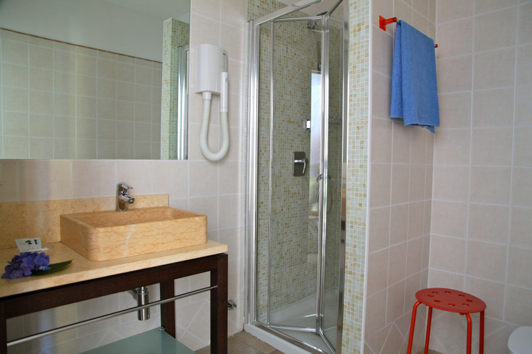 Bathroom 4, San Filis, Brescia