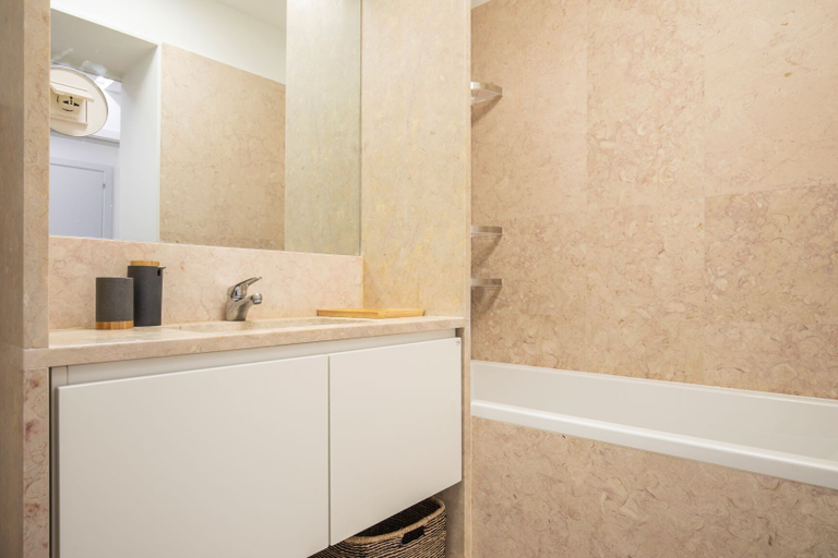 Bathroom 3, Trendy & Classic 2 Bedroom Apartment, Lisbon
