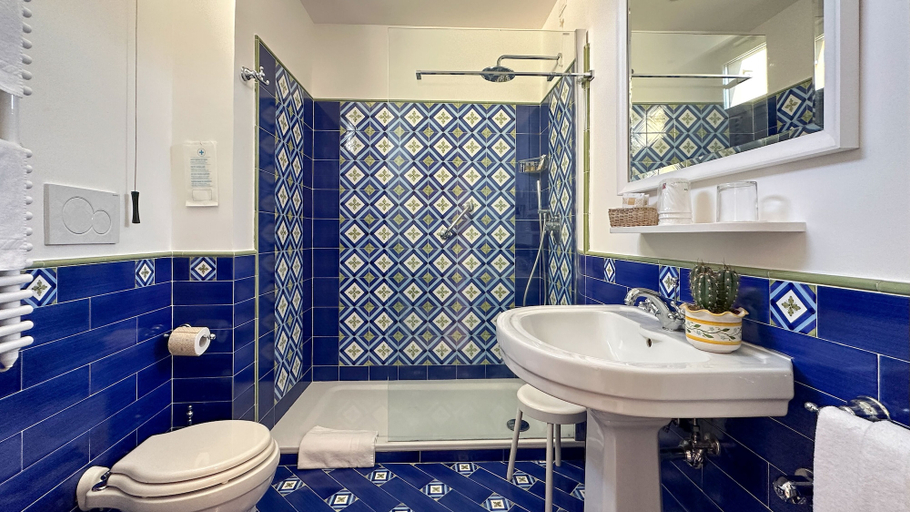 Bathroom 3, Villa di Sorrento, Napoli