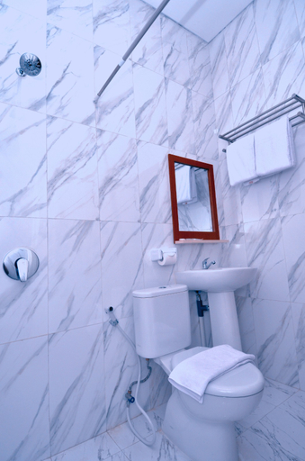Bathroom, Hotel Rafa Jayapura, Jayapura