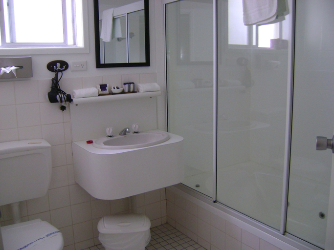 Bathroom 4, Rockhampton Court Motor Inn, Rockhampton